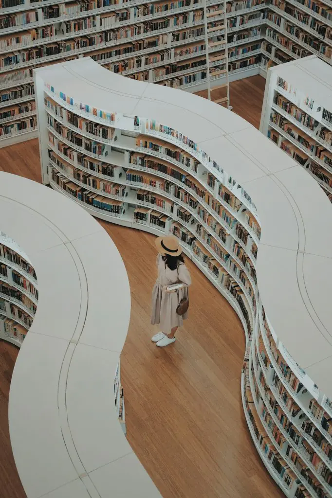 A girl in the library wanna picks some books.